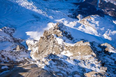 Bu manzara fotoğrafı Avrupa 'da, Fransa' da, Rhone Alpes 'te, Savoie' de, Alpler 'de, kışın çekildi. Mont Blanc 'ın dağlarında kayaları görüyoruz. Güneşin altında..