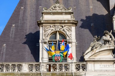 Bu manzara fotoğrafı Avrupa 'da, Fransa' da, Fransa 'da, Paris' te, Seine nehrinin kıyısında, yazın çekildi. Belediye binasını görüyoruz, güneşin altında..