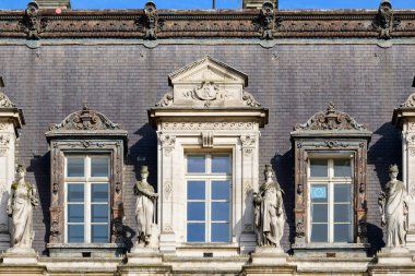 Bu manzara fotoğrafı Avrupa 'da, Fransa' da, Fransa 'da, Paris' te, Seine nehrinin kıyısında, yazın çekildi. Belediye binasını görüyoruz, güneşin altında..