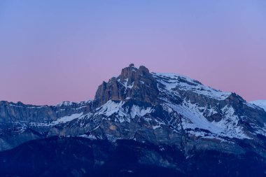 Bu manzara fotoğrafı Avrupa 'da, Fransa' da, Rhone Alpes 'te, Savoie' de, Alpler 'de, kışın çekildi. Gece olunca La Tete du Colonney, Aiguille Rouge ve Varan 'ı görebilirsin..