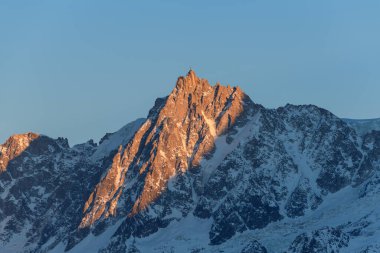 Bu manzara fotoğrafı Avrupa 'da, Fransa' da, Rhone Alpes 'te, Savoie' de, Alpler 'de, kışın çekildi. Gün batımında Mont Blanc 'ta Aiguille du Midi' yi görüyoruz. Güneşin altında..