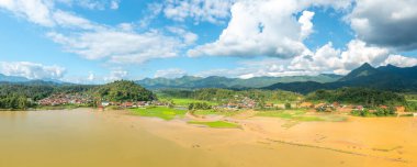 Bu manzara fotoğrafı Asya 'da, Vietnam' da, Tonkin 'de, Dien Bien Phu' da, yazın çekildi. Bir gölün kenarında geleneksel bir köy görüyoruz ve dağların ortasında, güneşin altında pirinç tarlalarını sel basmış..