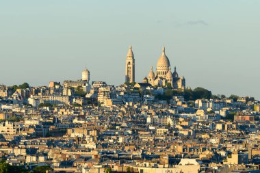 Bu manzara fotoğrafı Avrupa 'da, Fransa' da, Fransa 'da, Paris' te, yazın çekildi. Montmartre tepesinde, güneşin altında Kutsal Kalp Bazilikası 'nı görüyoruz..