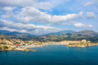 Bu manzara fotoğrafı Avrupa 'da, Fransa' da, Occitanie 'de, Pirenes Orientales' de, Banyuls-sur-Mer 'de, Akdeniz' in kıyısında, yazın çekildi. Ortaçağ kasabasını deniz kenarında, güneşin altında görüyoruz..