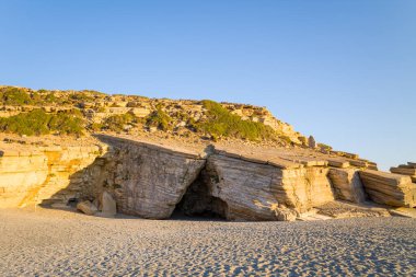 Bu manzara fotoğrafı, Avrupa 'da, Yunanistan' da, Girit 'te, Akdeniz kıyısında, yaz mevsiminde Rethymno' ya doğru çekildi. Triopetra Sahili 'nin kenarında, güneşin altında kayaları görüyoruz..