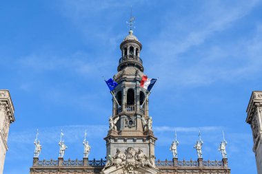 Bu manzara fotoğrafı Avrupa 'da, Fransa' da, Fransa 'da, Paris' te, Seine nehrinin kıyısında, yazın çekildi. Belediye binasını görüyoruz, güneşin altında..