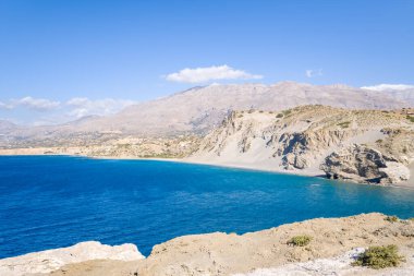 Bu manzara fotoğrafı Avrupa 'da, Yunanistan' da, Girit 'te, Agios Pavlos' ta, Akdeniz kıyısında, yazın çekildi. Güneşin altındaki kayalık sahili ve kurak uçurumları görüyoruz..