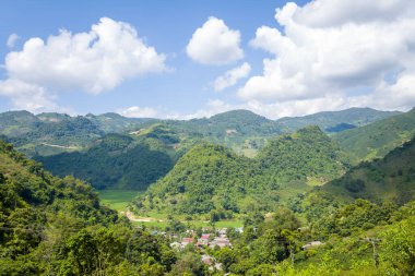Bu manzara fotoğrafı, Asya 'da Vietnam' da, Tonkin 'de Son La ve Dien Bien Phu arasında yazın çekildi. Ormanların ortasındaki yeşil pirinç tarlalarını ve güneşin altındaki dağların karst zirvelerini görüyoruz..