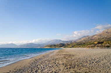 Bu manzara fotoğrafı, Avrupa 'da, Yunanistan' da, Girit 'te, Akdeniz kıyısında, yaz mevsiminde Rethymno' ya doğru çekildi. Triopetra Sahili 'nin etrafındaki kurak dağları görüyoruz, güneşin altında..