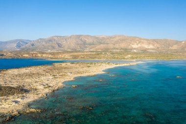 Bu manzara fotoğrafı Avrupa 'da, Yunanistan' da, Girit 'te, Elafonisi' de, Akdeniz kıyısında, yazın çekildi. Güneşin altındaki kumlu kumsalı ve ilahi renkli suyunu görebilirsiniz..