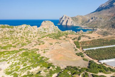 Bu manzara fotoğrafı Avrupa 'da, Yunanistan' da, Girit 'te Kissamos' a doğru, Chania 'ya doğru, Akdeniz' in kıyısında, yazın çekildi. Eski Falasarna limanını görüyoruz. Dağların eteklerinde, güneşin altında..