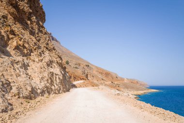 Bu manzara fotoğrafı Avrupa 'da, Yunanistan' da, Girit 'te, Balos' ta, Akdeniz 'in kıyısında, yazın çekildi. Güneşin altındaki kumlu kumsala giden yolu görüyoruz..