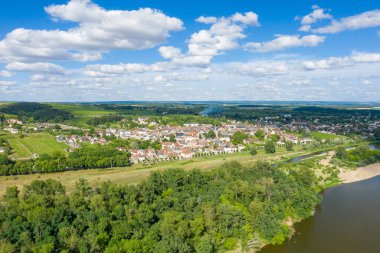 Bu manzara fotoğrafı Avrupa 'da, Fransa' da, Burgundy 'de, Nievre' de, Pouilly sur Loire 'da, Nevers' e doğru yazın çekildi. Şarap yetiştiren kırsalda, güneşin altında eski köyü görüyoruz..