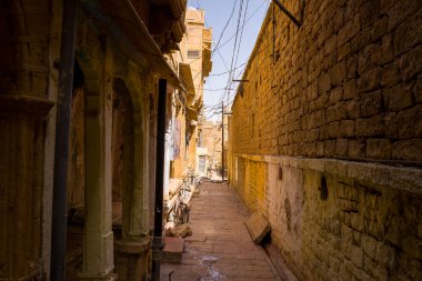 Bu manzara fotoğrafı Asya, Hindistan, Rajasthan, Jaisalmer, Summer 'da çekildi. Jaisalmer Kalesi 'nin Sokakları' nı görüyoruz, güneşin altında..