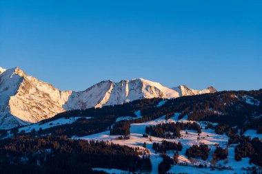 Bu manzara fotoğrafı Avrupa 'da, Fransa' da, Rhone Alpes 'te, Savoie' de, Alpler 'de, kışın çekildi. Gün batımında, güneşin altında Les Domes de Miage 'i görüyoruz..