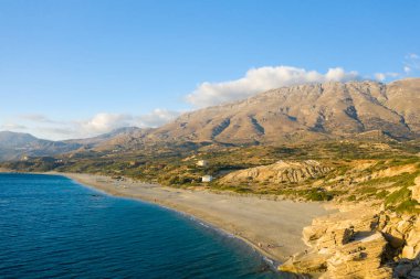 Bu manzara fotoğrafı, Avrupa 'da, Yunanistan' da, Girit 'te, Akdeniz kıyısında, yaz mevsiminde Rethymno' ya doğru çekildi. Triopetra Sahili 'nin kenarında, güneşin altında kayaları görüyoruz..