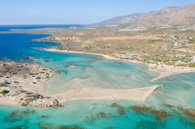 Bu manzara fotoğrafı Avrupa 'da, Yunanistan' da, Girit 'te, Elafonisi' de, Akdeniz kıyısında, yazın çekildi. Güneşin altındaki kumlu kumsalı ve ilahi renkli suyunu görebilirsiniz..