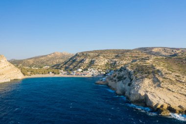 Bu manzara fotoğrafı Avrupa 'da, Yunanistan' da, Girit 'te, Matala' da, Akdeniz 'in kıyısında, yazın çekildi. Kumsalın üstünde, güneşin altında hippi mağaralarını görüyoruz..