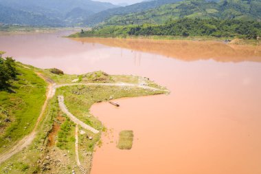 Bu manzara fotoğrafı Asya 'da Vietnam' da, Tonkin 'de Dien Bien Phu ve Lai Chau arasında çekilmiştir. Yeşil dağların ortasında, güneşin altında Kızıl Nehir 'i görüyoruz..