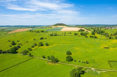 Bu manzara fotoğrafı Avrupa 'da, Fransa' da, Burgundy 'de, Nievre' de, Varzy 'de Clamecy' de, ilkbaharda çekildi. Ormanları ve kırsal alanları görüyoruz, güneşin altında..