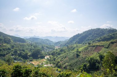 Bu manzara fotoğrafı, Asya 'da Vietnam' da, Tonkin 'de Son La ve Dien Bien Phu arasında yazın çekildi. Güneşin altındaki yeşil dağları ve ormanlık vadileri görüyoruz..
