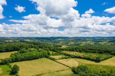 Bu manzara fotoğrafı Avrupa 'da, Fransa' da, Burgundy 'de, Nievre' de, Şato Chinon yakınlarında, yazın çekildi. Ormanları ve yeşil tarlaları olan kırsal bölgeleri görüyoruz, güneşin altında..