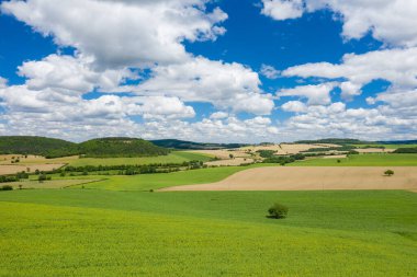 Bu manzara fotoğrafı Avrupa 'da, Fransa' da, Burgundy 'de, Nievre' de, Şato Chinon yakınlarında, yazın çekildi. Ormanları ve yeşil tarlaları olan kırsal bölgeleri görüyoruz, güneşin altında..