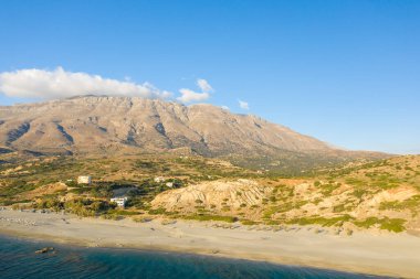 Bu manzara fotoğrafı, Avrupa 'da, Yunanistan' da, Girit 'te, Akdeniz kıyısında, yaz mevsiminde Rethymno' ya doğru çekildi. Triopetra Sahili 'nin etrafındaki kurak dağları görüyoruz, güneşin altında..