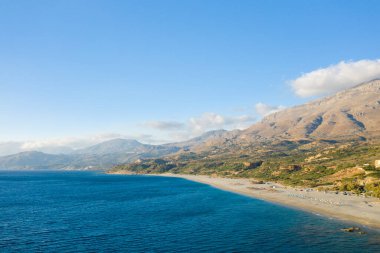 Bu manzara fotoğrafı, Avrupa 'da, Yunanistan' da, Girit 'te, Akdeniz kıyısında, yaz mevsiminde Rethymno' ya doğru çekildi. Triopetra Sahili 'nin etrafındaki kurak dağları görüyoruz, güneşin altında..