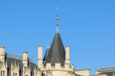 Bu manzara fotoğrafı Avrupa 'da, Fransa' da, Burgundy 'de, Nievre' de, Saint Honor les Bains 'de, Chateau Chinon yakınlarında, yazın çekildi. Geleneksel bir köy görüyoruz, kırsalın ortasında, güneşin altında eski bir sahil beldesi..