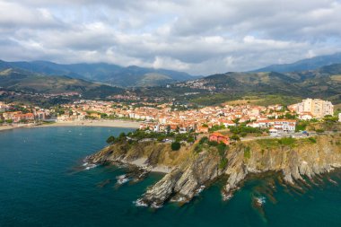 Bu manzara fotoğrafı Avrupa 'da, Fransa' da, Occitanie 'de, Pirenes Orientales' de, Banyuls-sur-Mer 'de, Akdeniz' in kıyısında, yazın çekildi. Ortaçağ kasabasını deniz kenarında, güneşin altında görüyoruz..