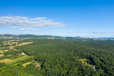 Bu manzara fotoğrafı Avrupa 'da, Fransa' da, Burgundy 'de, Nievre' de, Şato Chinon yakınlarında, yazın çekildi. Yeşil kırları görüyoruz. Ormanları ve tarlaları var. Güneşin altında..