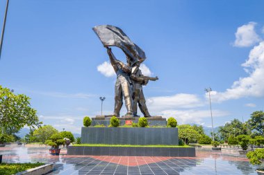 Bu manzara fotoğrafı Asya 'da, Vietnam' da, Tonkin 'de, Dien Bien Phu' da, yazın çekildi. Zafer Anıtı 'nın heykelini görüyoruz, güneşin altında..
