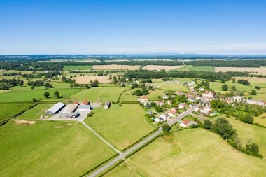 Bu manzara fotoğrafı Avrupa 'da, Fransa' da, Burgundy 'de, Nievre' de, Saint-Germain-Chassenay 'de, Nevers yakınlarında, yazın çekildi. Kırsalın ortasında, güneşin altında geleneksel bir köy görüyoruz..