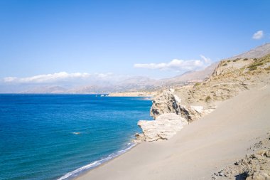 Bu manzara fotoğrafı Avrupa 'da, Yunanistan' da, Girit 'te, Matala' ya doğru, Akdeniz 'in kıyısında, yazın çekildi. Alatsogremni Agios Pavlos Sahili 'ni görüyoruz, güneşin altında..