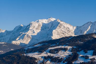 Bu manzara fotoğrafı Avrupa 'da, Fransa' da, Rhone Alpes 'te, Savoie' de, Alpler 'de, kışın çekildi. Mont Blanc 'taki kalabalığın yakın çekimini görüyoruz, güneşin altında..