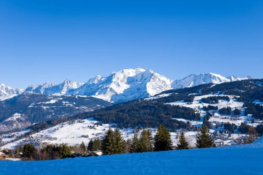 Bu manzara fotoğrafı Avrupa 'da, Fransa' da, Rhone Alpes 'te, Savoie' de, Alpler 'de, kışın çekildi. Karlı Mont Blanc kalabalığını görüyoruz, güneşin altında..