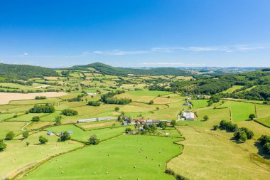 Bu manzara fotoğrafı Avrupa 'da, Fransa' da, Burgundy 'de, Nievre' de, Şato Chinon yakınlarında, yazın çekildi. Ormanları ve yeşil tarlaları olan kırsal bölgeleri görüyoruz, güneşin altında..
