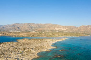 Bu manzara fotoğrafı Avrupa 'da, Yunanistan' da, Girit 'te, Elafonisi' de, Akdeniz kıyısında, yazın çekildi. Güneşin altındaki kumlu kumsalı ve ilahi renkli suyunu görebilirsiniz..