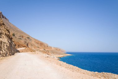 Bu manzara fotoğrafı Avrupa 'da, Yunanistan' da, Girit 'te, Balos' ta, Akdeniz 'in kıyısında, yazın çekildi. Güneşin altındaki kumlu kumsala giden yolu görüyoruz..