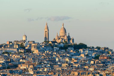 Bu manzara fotoğrafı Avrupa 'da, Fransa' da, Fransa 'da, Paris' te, yazın çekildi. Montmartre tepesinde, güneşin altında Kutsal Kalp Bazilikası 'nı görüyoruz..