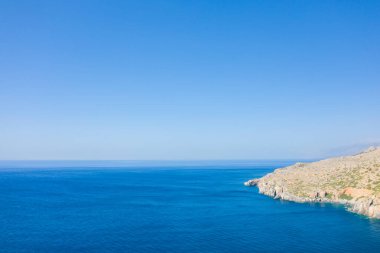 Bu manzara fotoğrafı Avrupa 'da, Yunanistan' da, Girit 'te, Preveli' ye doğru, Akdeniz kıyısında, yazın çekildi. Kurak kayalık sahili ve yeşil kırsalını görüyoruz. Güneşin altında, küçük plajların kenarında..