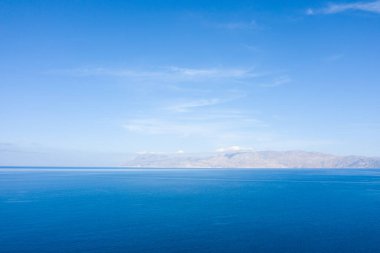 Bu manzara fotoğrafı Avrupa 'da, Yunanistan' da, Girit 'te Kissamos' a doğru, Chania 'ya doğru, Akdeniz' in kıyısında, yazın çekildi. Dağlık sahili görüyoruz, güneşin altında..