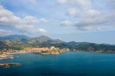 Bu manzara fotoğrafı Avrupa 'da, Fransa' da, Occitanie 'de, Pirenes Orientales' de, Banyuls-sur-Mer 'de, Akdeniz' in kıyısında, yazın çekildi. Ortaçağ kasabasını deniz kenarında, güneşin altında görüyoruz..