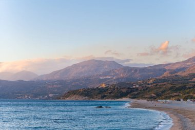 Bu manzara fotoğrafı, Avrupa 'da, Yunanistan' da, Girit 'te, Akdeniz kıyısında, yaz mevsiminde Rethymno' ya doğru çekildi. Triopetra Sahili 'nin etrafındaki kurak dağları görüyoruz, güneşin altında..