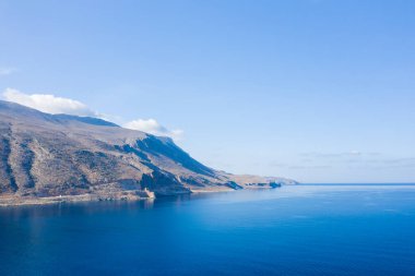 Bu manzara fotoğrafı Avrupa 'da, Yunanistan' da, Girit 'te Kissamos' a doğru, Chania 'ya doğru, Akdeniz' in kıyısında, yazın çekildi. Balos 'un tepesini ve kurak dağlarını görüyoruz, güneşin altında..