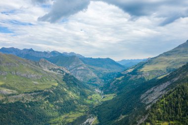 Bu manzara fotoğrafı Avrupa 'da, Fransa' da, Occitanie 'de, Hautes Pyrenees' de, yazın çekildi. Gavarnie Vadisi 'ni dağların ortasında ve yeşil kırsalında, güneşin altında görüyoruz..