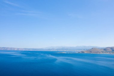 Bu manzara fotoğrafı Avrupa 'da, Yunanistan' da, Girit 'te Kissamos' a doğru, Chania 'ya doğru, Akdeniz' in kıyısında, yazın çekildi. Kissamos limanını görüyoruz, güneşin altında..