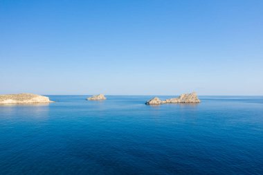 Bu manzara fotoğrafı Avrupa 'da, Yunanistan' da, Girit 'te, Zakros' a doğru, Akdeniz 'in kıyısında, yazın çekildi. Dağların eteklerinde, güneşin altında Ambelou 'nun güzel kumlu plajını görüyoruz..