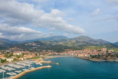 Bu manzara fotoğrafı Avrupa 'da, Fransa' da, Occitanie 'de, Pirenes Orientales' de, Banyuls-sur-Mer 'de, Akdeniz' in kıyısında, yazın çekildi. Ortaçağ kasabasını deniz kenarında, güneşin altında görüyoruz..